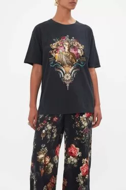 ORGANIC COTTON OVERSIZE BAND TEE A NIGHT AT THE OPERA -Fashion Store CAMILLA 00024132 ANIGHTATTHEOPERA OVERSIZEBANDTEE SOLIDBLACK 4